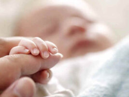Nils Bergman: “Tras nacer, un bebé no necesita nada de sus padres, excepto a sus padres, su presencia”