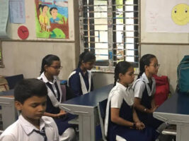 India: clases de "Felicidad" contra el estrés escolar