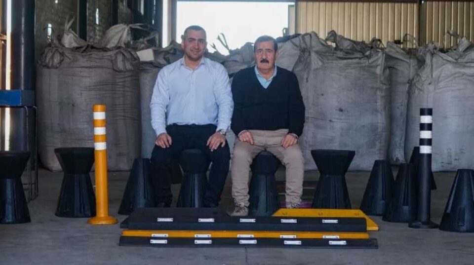 Padre e hijo reciclan 4.000 kilos de neumáticos por día