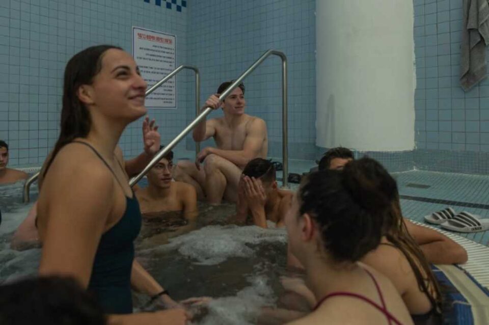 Chicos israelíes y palestinos hallaban paz en una piscina