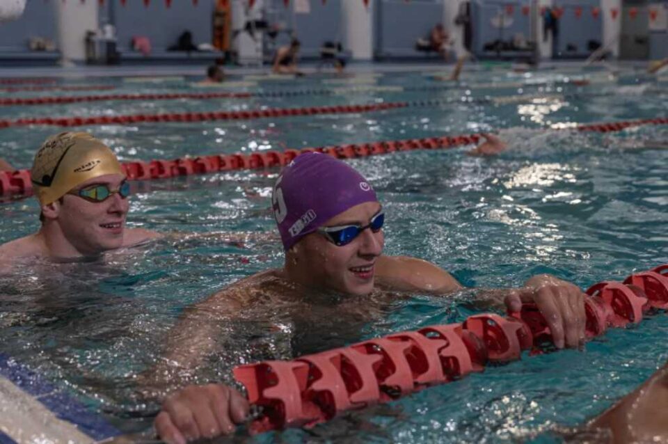 Chicos israelíes y palestinos hallaban paz en una piscina