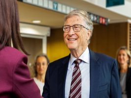 Bill Gates está convencido de que si no nos destruye una guerra mundial, lo hará otra pandemia