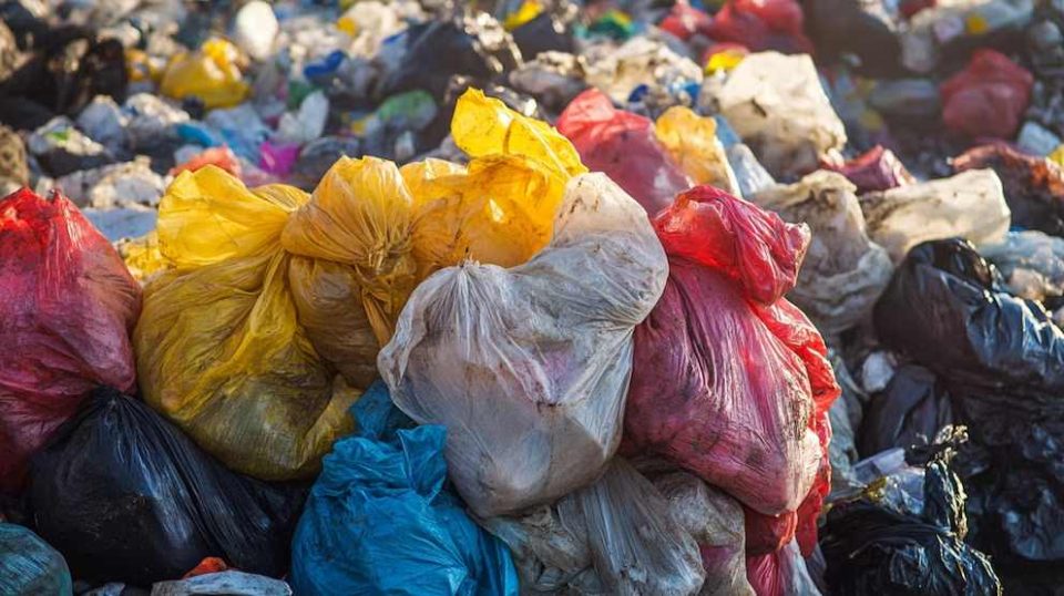 Los científicos exponen los obstáculos al acuerdo global para combatir la contaminación por plásticos
