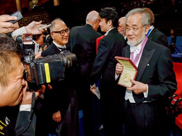 Yoshinori Ohsumi, Premio Nobel de Medicina: «Cuando el cuerpo no recibe comida, empieza a alimentarse de las células muertas y enfermas del cuerpo»