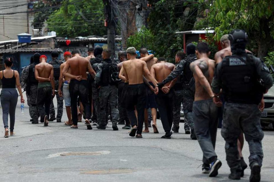 Miembros de la unidad especial de la policía militar detuvieron a presuntos traficantes de drogas en la favela do Penha (REUTERS/Aline Massuca)