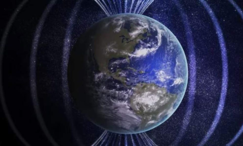 El campo magnético terrestre nace de los polos y protege a la Tierra de la radiación solar
