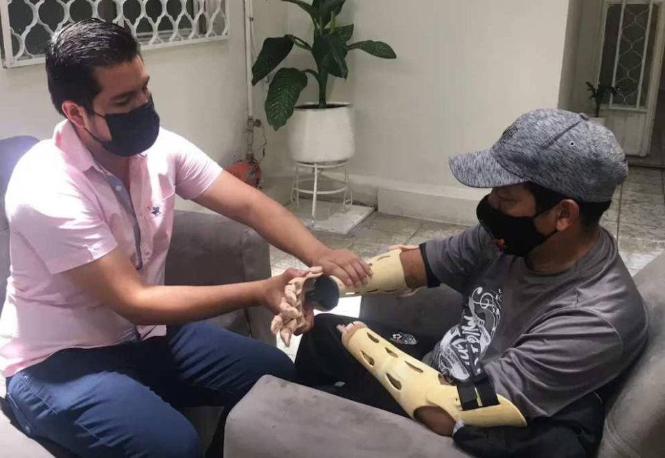 Antonio Riveros junto a una de las personas que recibió una de las prótesis en 3D
