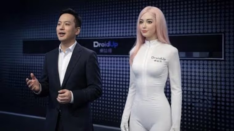 China da un paso más con el robot Moya: una IA encarnada capaz de emular al 92 % a un humano en una de sus funciones vitales