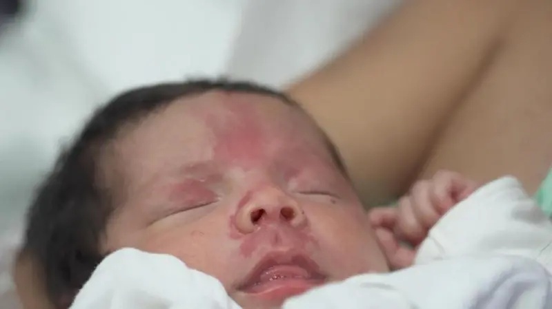 La madre rescatada de entre los escombros en Venezuela junto a su bebé le cuenta a la BBC cómo el recién nacido la ayudó a sobrevivir