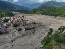 Una violenta inundación deja un centenar de víctimas y más de 900 desaparecidos