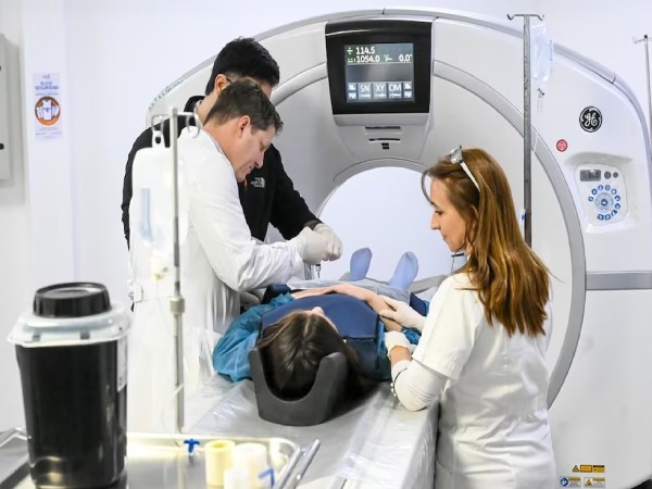 Aplican por primera vez en Córdoba una innovadora técnica contra tumores óseos en un hospital público